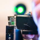 Feng Gao och Huotian Zhang testar effektiviteten hos en liten bit av en organisk solceller med grön laser. Av: Olov Planthaber/Linköpings universitet. Upphovsrätt: Linköpings universitet