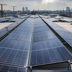 Tillsammans med solpanelerna, som har en maximal effekt på upp till tvåhundrafemtio kilowatt, täcker batterisystemet omkring en fjärdedel av verkets totala elförbrukning. Det innebär en årlig besparing på cirka åttiofemtusen euro i energikostnader.  Foto: Deutsche Bahn AG, Max Lautenschläger