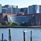 Federala USA-domstolen John Joseph Moakley United States Courthouse, belägen på 1 Courthouse Way vid Fan Pier i Boston, Massachusetts, färdigställdes 1999 och ritades av Henry N. Cobb och Ian Bader från Pei Cobb Freed & Partners. Byggnaden är uppkallad efter kongressledamoten Joe Moakley. Foto: Wikipedia Commons Lic. Kredit: 4300streetcar