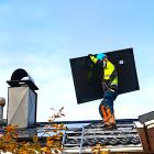 Installation av solpaneler i Urjala i Finland. Foto: Kotisi Energia
