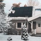 Hus med solceller i vinterlandskap. Pressbild: Otovo
