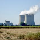 Franska kärnkraftverket Saint-Laurent, med två reaktorer av CP2-typ i 900 MWe-klassen och kyltornet till höger. Foto: Wikipedia Commons Lic. Kredit: T.A.F.K.A.S.