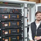 Axel Malmborg berättar om Solax vid en stor växelriktare