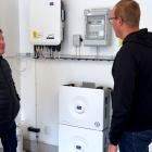 I denna batteriinstallation används fem SMA Home Storage-batterier med en sammanlagd kapacitet på 16,4 kWh. Systemet är utrustat med smart styrning och backupfunktion som gör det möjligt att lagra solel för egen användning och samtidigt ha tillgång till ström vid eventuella elavbrott. På bilden diskuteras anläggningens drift och övervakning, som bidrar till effektiv energianvändning och ökad självförsörjning. Foto: I denna batteriinstallation används fem SMA Home Storage-batterier med en sammanlagd kapacitet på 16,4 kWh. Systemet är utrustat med smart styrning och backupfunktion som gör det möjligt att lagra solel för egen användning och samtidigt ha tillgång till ström vid eventuella elavbrott. På bilden diskuteras anläggningens drift och övervakning, som bidrar till effektiv energianvändning och ökad självförsörjning. Av: Anna-Karin Jeppsson