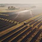 2023 tecknade Arla och Svea Solar Sveriges största elköpsavtal inom solenergi. En del av elen kommer från solparken i Fjällskär utanför Nyköping. Foto: Mikael Tannus/Svea Solar.