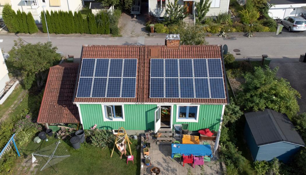 Fredrik Sandberg/TT: Solceller på en villa i Uppsala. Arkivbild.