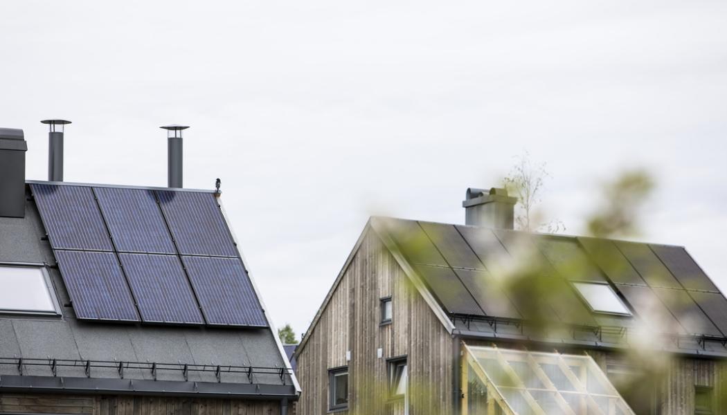 Tore Meek/NTB/TT: Regeringen vill öka skattereduktionen för den som sätter upp solceller. Arkivbild.