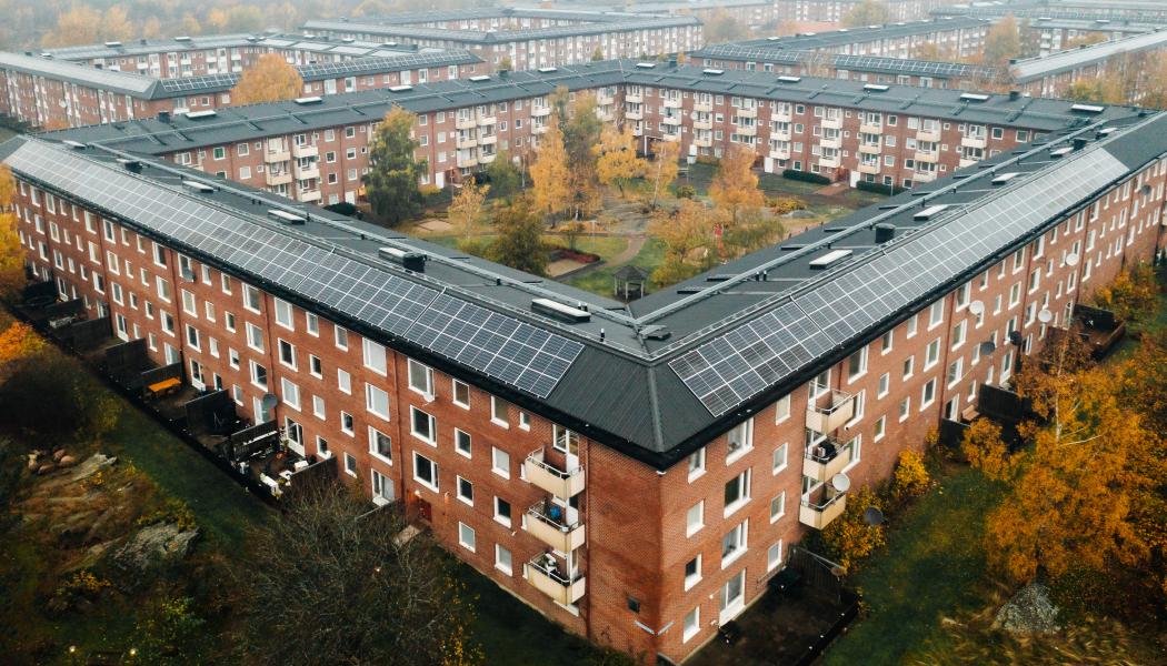 Med över 900 kW är solcellsinstallationerna i Norra Biskopsgården Bostadsbolagets största. Genom PowerShare-systemen kan solenergin också användas effektivare inom fastigheterna. Foto: Peter Nilsson, Ateljé Marie Fotostudio AB