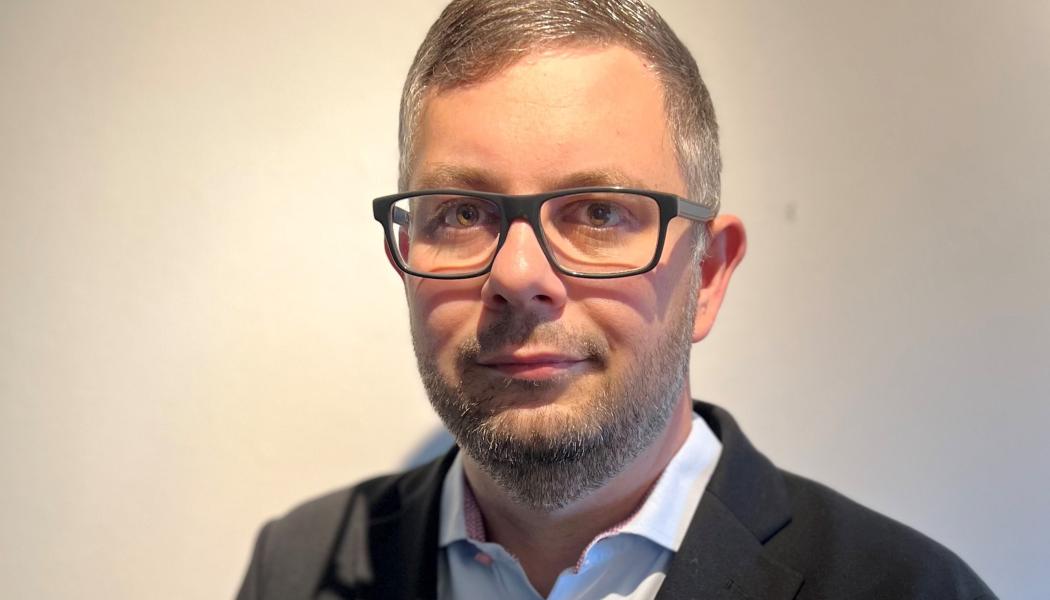 ”Vi är medvetna om att det kan finnas väntetider för vissa kunder men arbetar hårt för att minimera dessa och säkerställa en smidig övergång till solenergi,” säger Thomas Pettersson, produktansvarig på E.ON Energidistribution. Foto: E.ON
