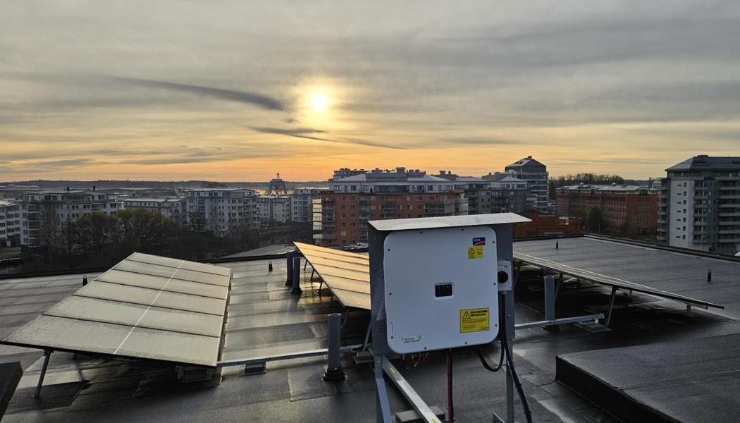 Solceller på tak i stadsmiljö producerar förnybar el redan från dagens första solstrålar. Bild av: Nordic Solar