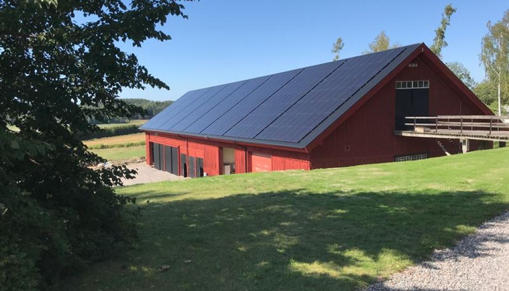Det senaste årets höga elpriser har gjort att allt fler företag, bostadsrättsföreningar och lantbrukare vill producera sin egen el. Foto: Bixia