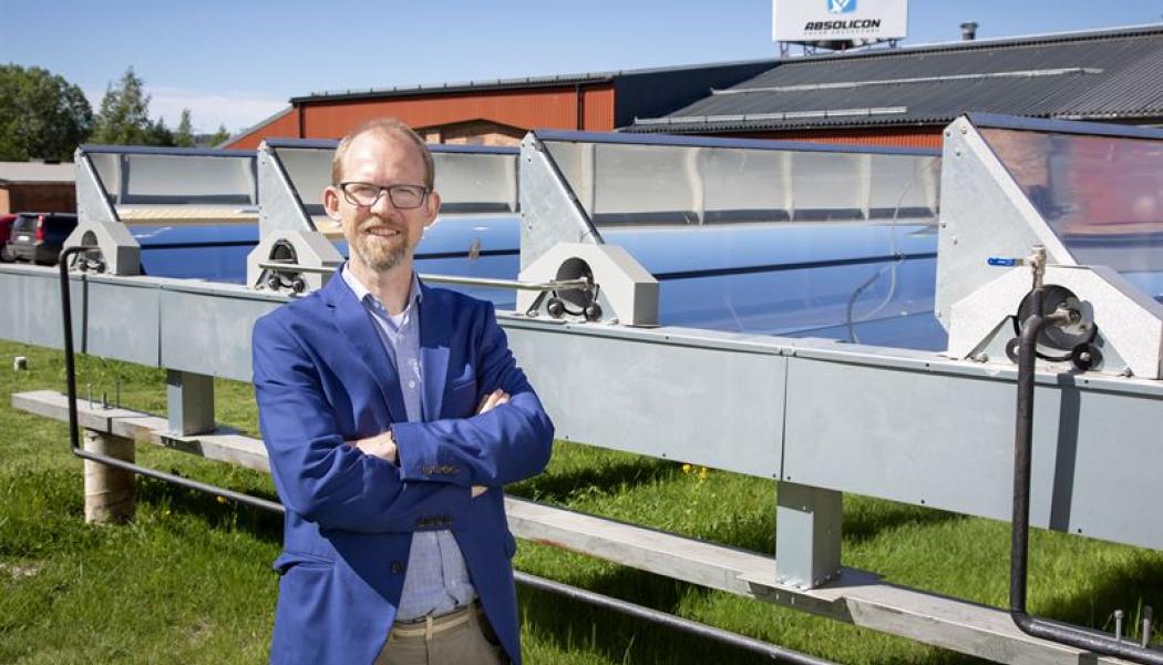 Absolicons vd Joakim Byström framför solfångaren T160. Foto: Lars Wahlström