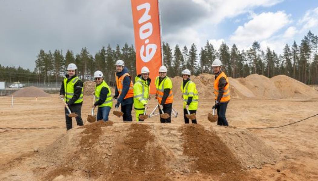 Fuat Volkan Cebe från Nordic Solar, Gahandyr Sarvari från ETC, Harald Överholm från Alight, Martin Höhler, vd för E.ON Energidistribution, Lars Rosander från KSO Hultsfred, Laetitia Prot, vd för Neoen Sverige, samt landshövding Allan Widman deltog vid ceremoniens första spadtag. Foto: Sofia Andersson, FotograFia
