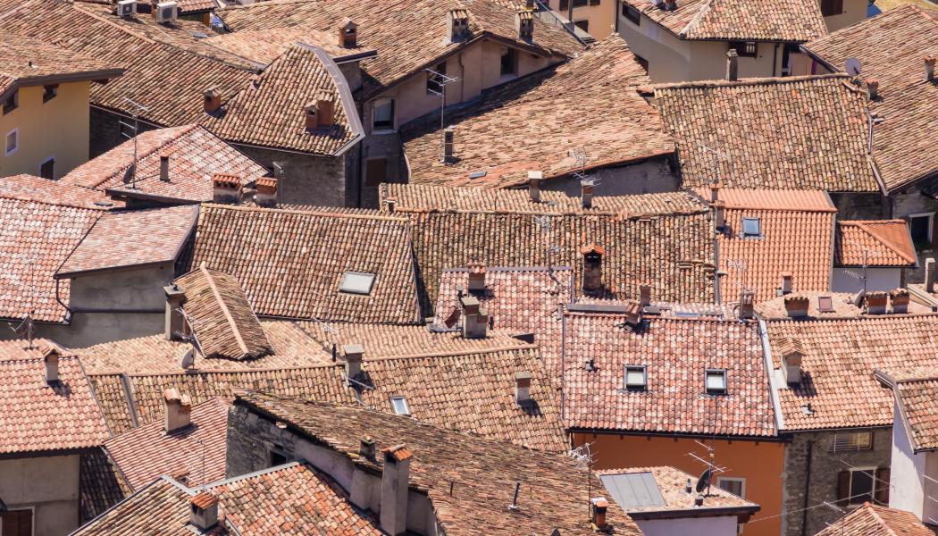 Forskarnas nya metod använder maskininlärning och satellitbilder för att identifiera tak med stor solenergipotential. Foto: Pexels