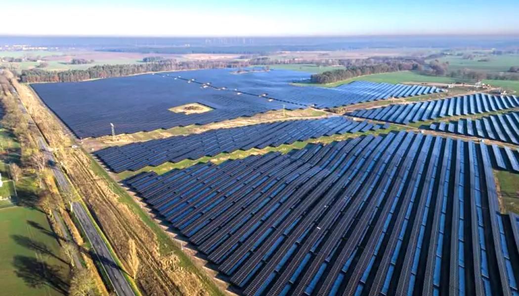 Det nya solkraftverket förväntas producera cirka 121 gigawattimmar el årligen. Denna energi kommer att användas av Encavis för att driva ett nätverk av laddstationer för elbilar. Kraftverket, som består av 200 000 solpaneler och täcker en yta motsvarande 135 fotbollsplaner, byggdes på rekordtid tack vare ett effektivt samarbete mellan Belectric, kommunen Borrentin, markägaren och kunden Encavis. Foto: Belectric