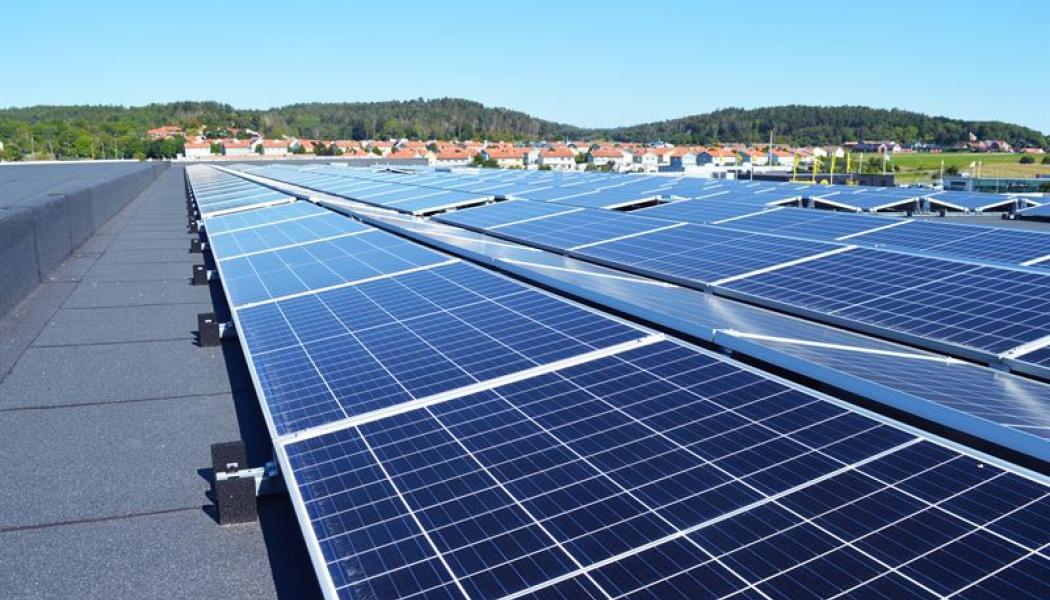 Solcellsanläggning på aPaks huvudlager i Mölndal. Foto: aPaks