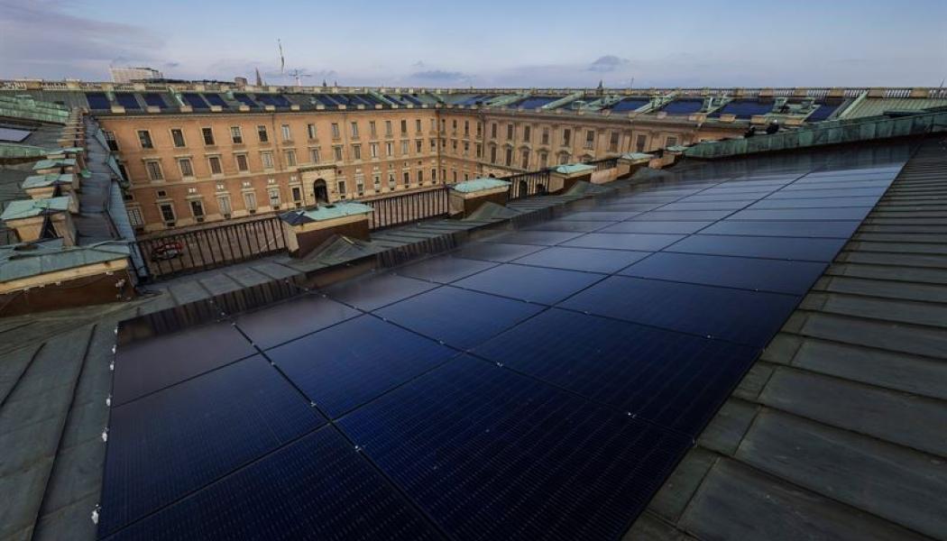Solcellerna runt taken mot inre borggården syns bara från himlen. De döljs av ett pulpettak som sträcker sig runt den så kallade högborgen, vilket gör att de är dolda inåt mot inre borggården och utåt mot staden. Foto: Melker Dahlstrand