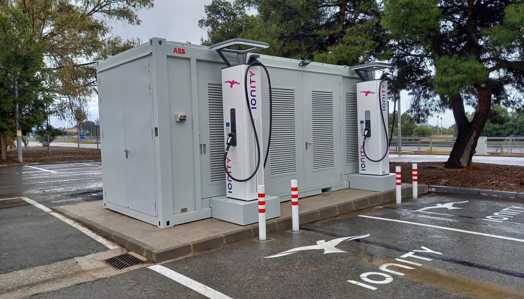 Allt fler företag installerar energilager för att kunna ge bättre laddservice åt besökare och anställda, något som kräver mycket effekt korta stunder. Eller för att generera intäktsströmmar och hantera dagens svängiga elpriser. Oavsett nytta har ABB skalbara och smidiga paketlösningar färdiga att snabbt driftsättas i företaget.