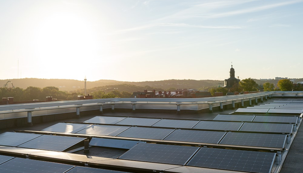 Solceller på Humanisten vid Göteborgs universitet. Foto: Akademiska Hus