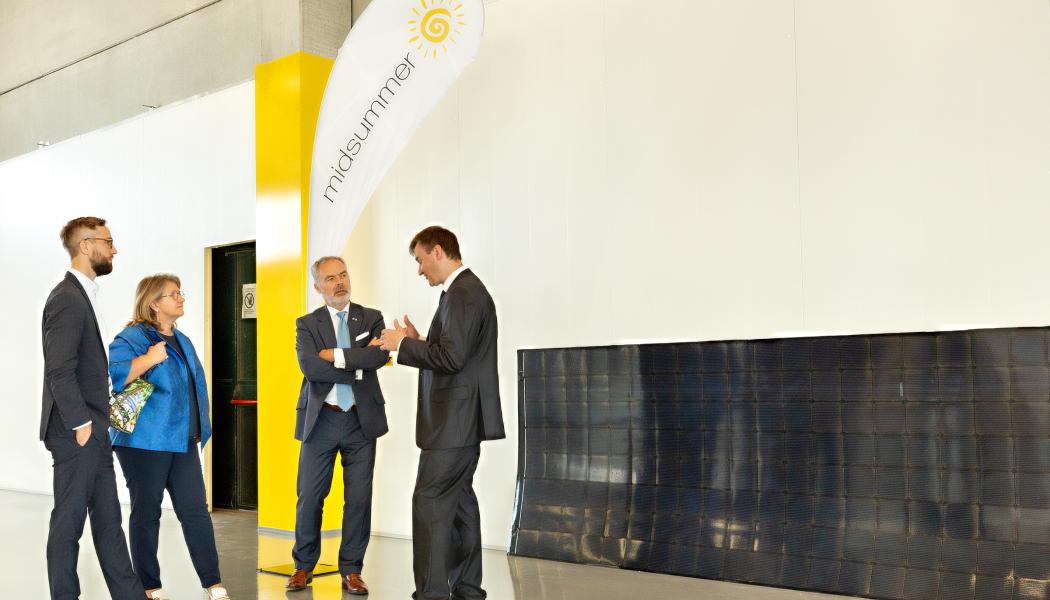 Fabrikens första solpanel. Foto: Midsummer