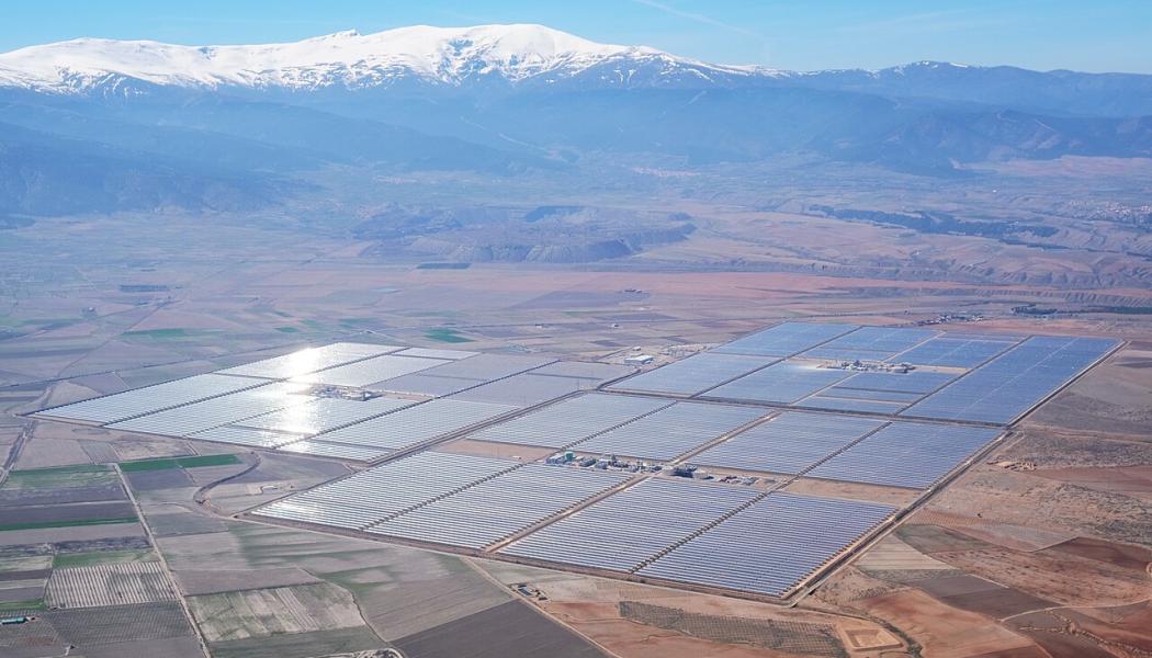 Andasols solkraftverk på 150 MW är ett kommersiellt solvärmekraftverk av typen paraboliska tråg, beläget i Spanien. Anläggningen använder tankar med smält salt för att lagra solenergi, vilket gör att el kan fortsätta produceras även när solen inte skiner. Foto: Wikipedia Commons Lic. Kredit: Kallerna
