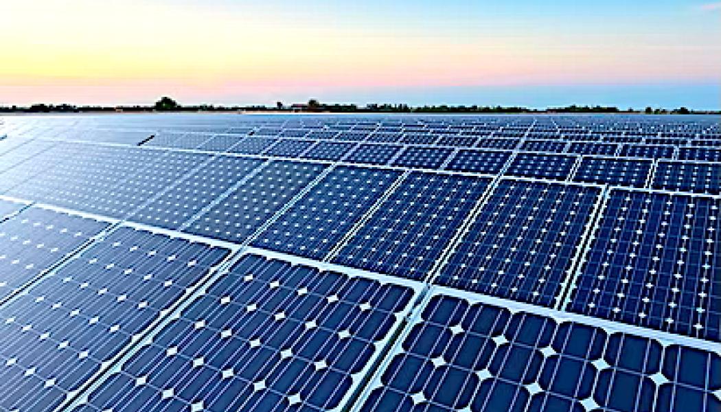 Projektet beräknas kunna skapa närmare 1 000 arbetstillfällen inom tillverkning och forskning. Samtidigt sker satsningen på en global solmarknad som redan präglas av överkapacitet, pressade priser och hård konkurrens från asiatiska tillverkare, särskilt från Kina. Foto: Symbolbild: Awendio