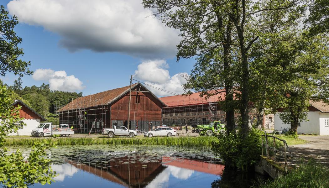 Berga säteri sätter upp solceller och siktar på att öka självförsörjandegraden av solenergi. ﻿﻿Satsningen genomförs i egen regi med visst stöd från Klimatfond Strängnäs. Foto Lina Östling