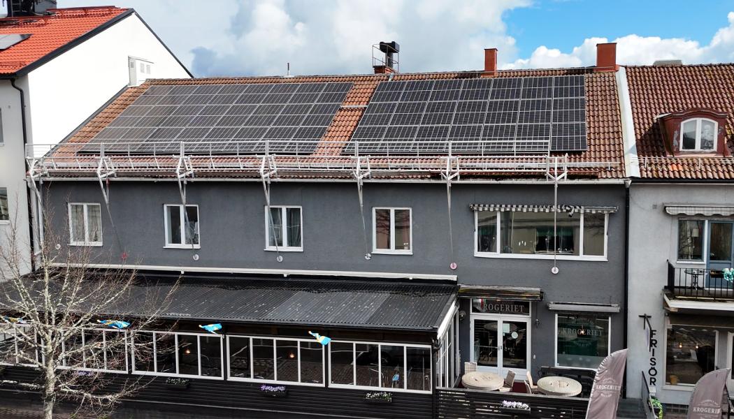 Här fångar Krogeriet solens kraft – med hjälp av solceller på taket genereras förnybar el för både verksamheten och framtiden.  Av: Anna-Karin Jeppsson