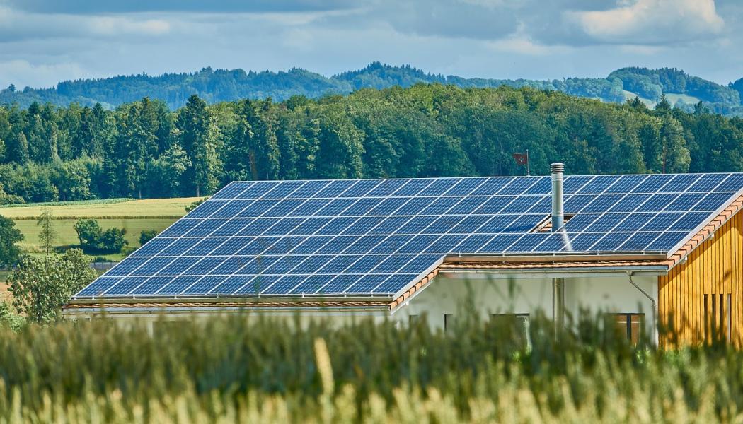 Storbritannien fortsätter att visa en stark ambition inom solenergi, och det ökande antalet stora projekt på gång tyder på att landet är på väg mot en ny era av hållbar energiproduktion.  Foto: Creative Commons Lic. Kredit: RoyBuri