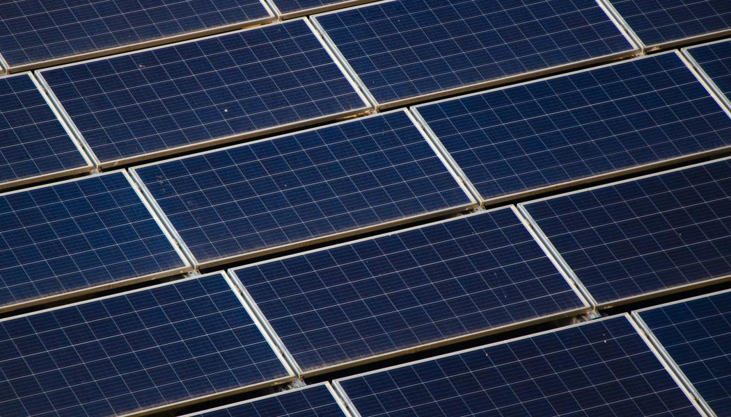 Solceller. Foto: Chirayu Trivedi / Unsplash