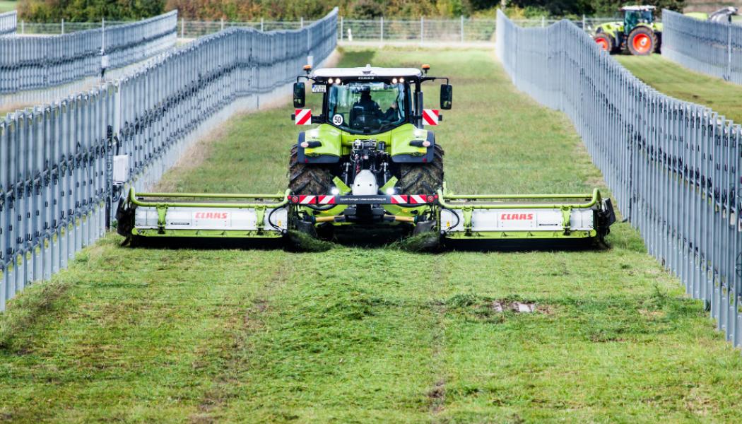 Skörd i agrivoltaisk solpark i tyska Donaueschingen. Foto: Next2Sun
