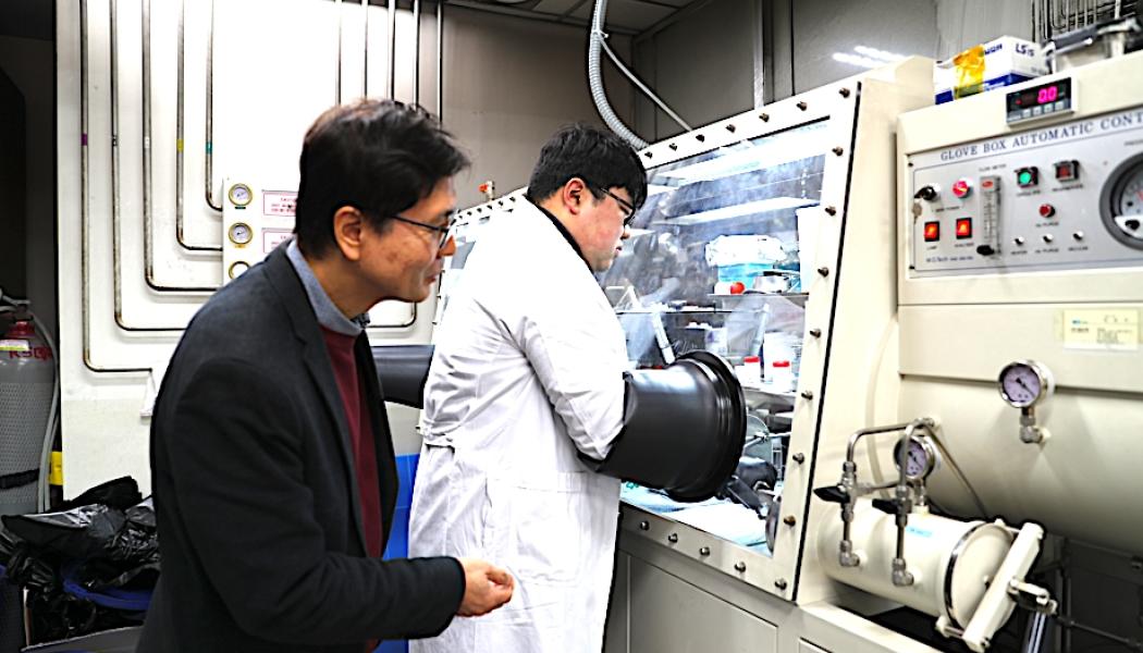Bilden visar hur sydkoreanska forskarlaget under ledning av professor Jong-sung Yu vid avdelningen för energivetenskap och teknik vid DGIST (president Kunwoo Lee) har utvecklat en innovativ teknik för att dramatiskt förbättra laddningshastigheten hos litium-svavelbatterier. Teamet använde ett nytt kvävedopat poröst kolmaterial för att lösa problemet med långsam laddningshastighet, vilket har hindrat kommersialiseringen av befintliga litium-svavelbatterier. Foto: DGIST