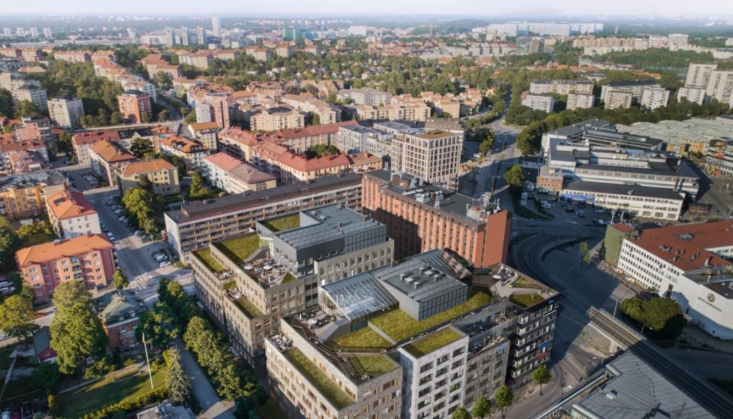 Det har byggts med sedumtak och solceller både i fasadmaterial och på tak och även borrhålslager som förser byggnaden med både värme och kyla. Fotograf: Gustav Kaiser