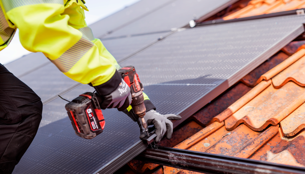 Elpriserna har drivit upp intresset för solceller till rekordnivå. E.ON fördubblade antalet installationer i fjol, jämfört med 2021. Haussen innebär längre väntan på anslutning till elnätet. Foto: Christian Andersson, Apelöga