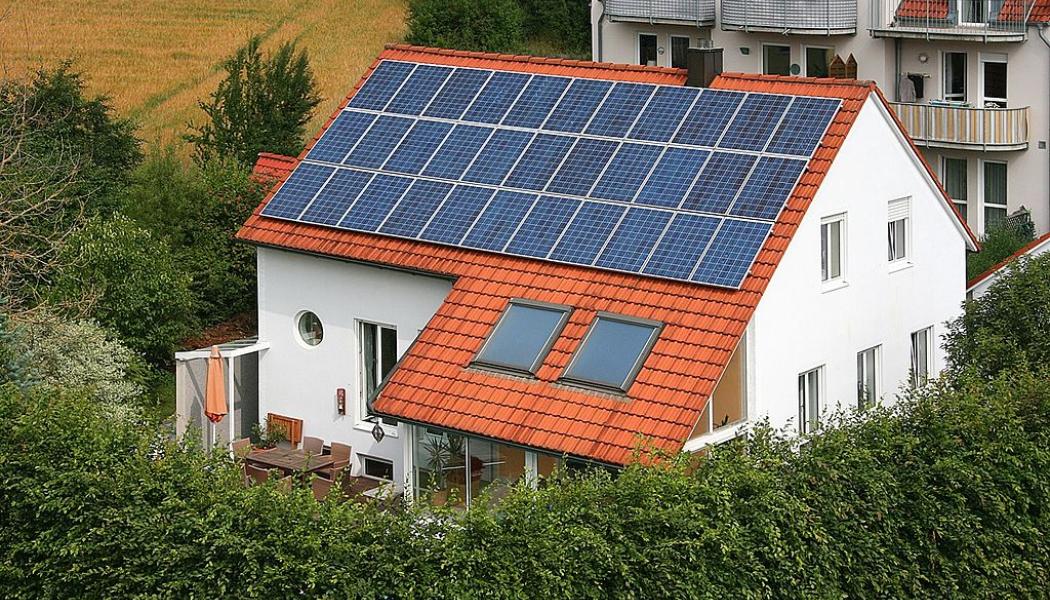 Trots den positiva utvecklingen inom förnybar energi stiger elpriserna på europeiska marknader. På terminsbörsen EEX har priset för en megawattimme (MWh) för leverans 2025 flera gånger överstigit 100 euro. Foto: Wikipedia Common, Kredit: Enerix-knuth
