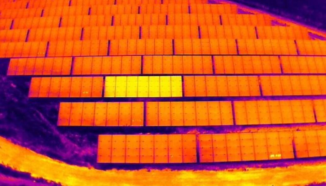 Drönare med värmekamera identifierar defekta paneler och effektiviserar underhållet av solkraftverk och gör arbetet säkrare. Foto: Enersense.