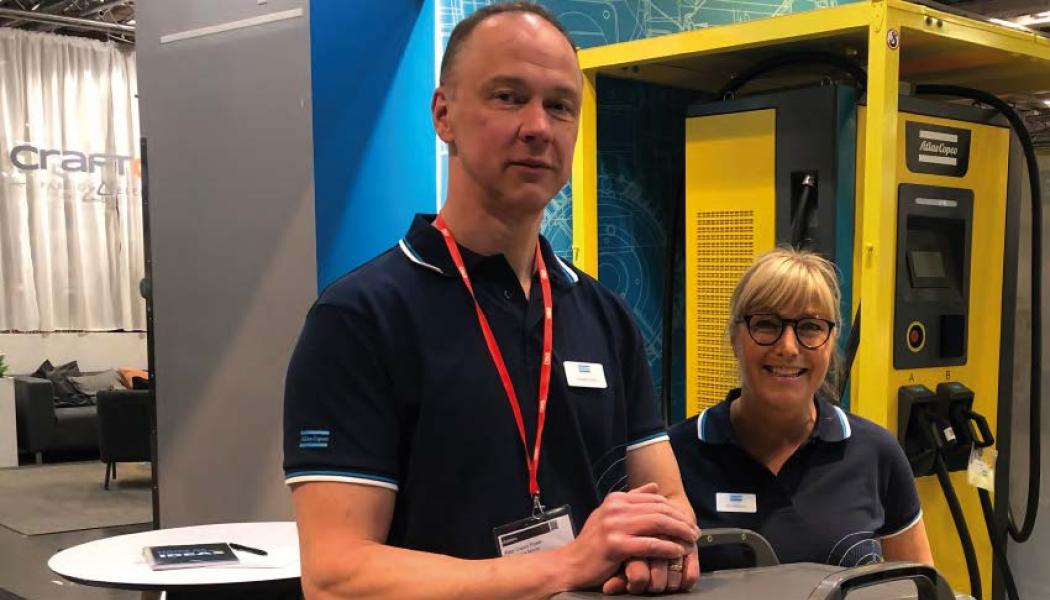 Fredrik Ålund, sälj-och marknadschef vid Atlas Copco Power Technique, och pressansvariga Brita Bläsung presenterade några av Atlas Copcos energilagringsenheter av modellen ZenergiZe på Elfackmässan i Göteborg. Här med den nya kompakta energilagringsenheten på 2 kwh och i bakgrunden den nya snabbladdaren Z Charger.