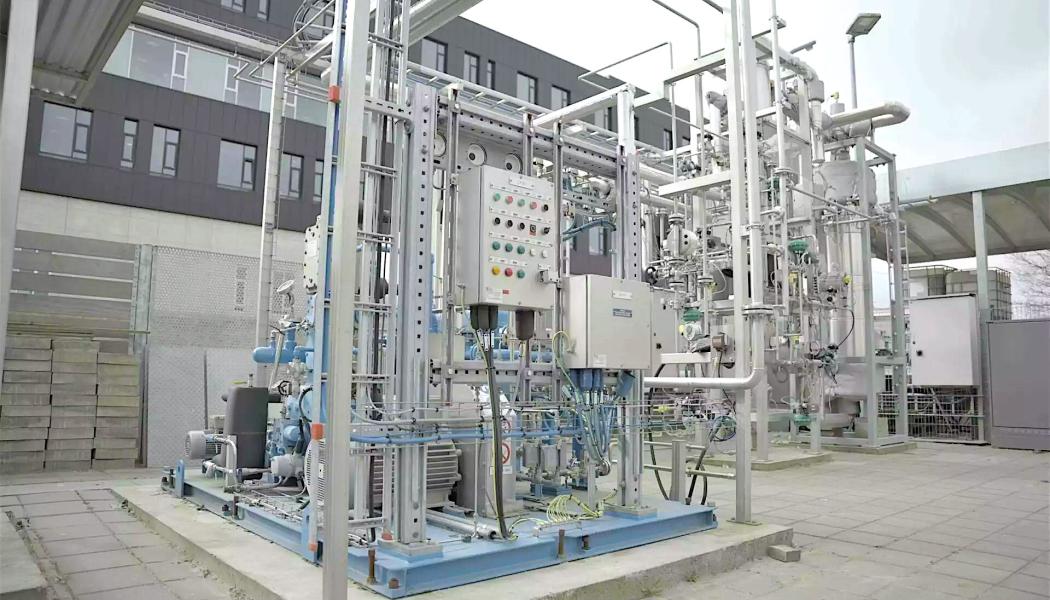 European Energy arbetar med en teknologi som kan omvandla elektricitet från sol- och vindkraft till andra former av energi. Det kallas för Power-to-X (PtX). PtX erbjuder en möjlighet att producera gröna drivmedel, till exempel e-metanol, som kan användas till att ersätta traditionella bränslen som bensin till bilar, lastbilar och flyg. Foto: European Energy