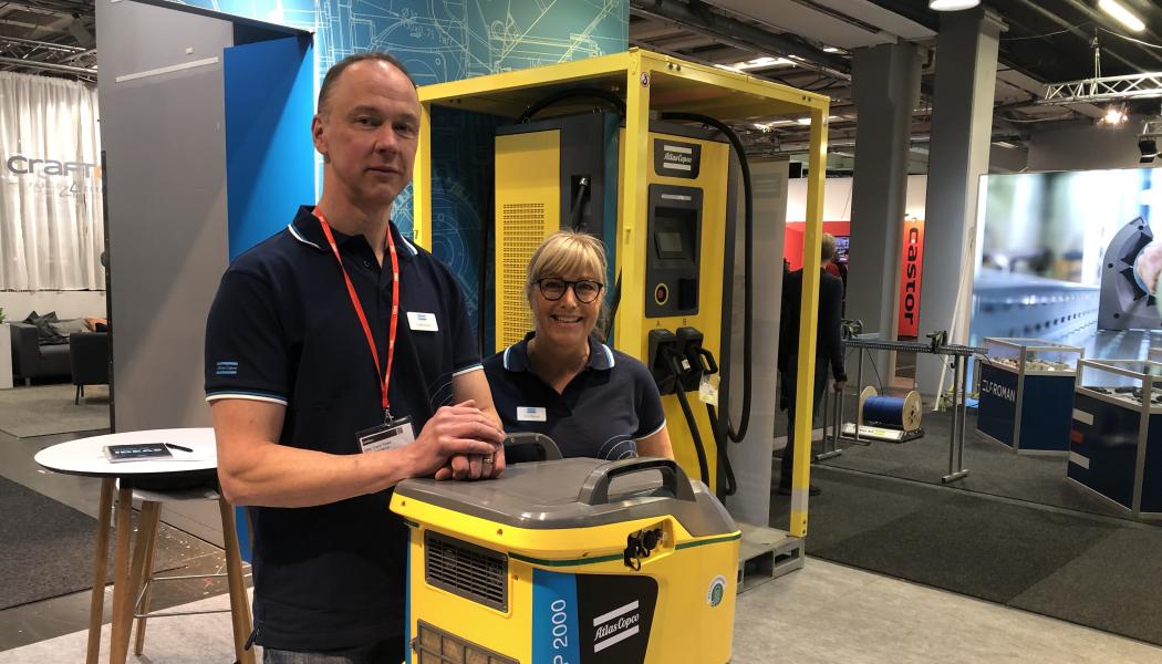Fredrik Ålund, sälj-och marknadschef vid Atlas Copco Power Technique, och pressansvariga Brita Bläsung presenterade några av Atlas Copcos energilagringsenheter av modellen ZenergiZe på Elfackmässan i Göteborg. Här med den nya kompakta energilagringsenheten på 2 kwh och i bakgrunden den nya snabbladdaren Z Charger. Foto: Atlas Copcos