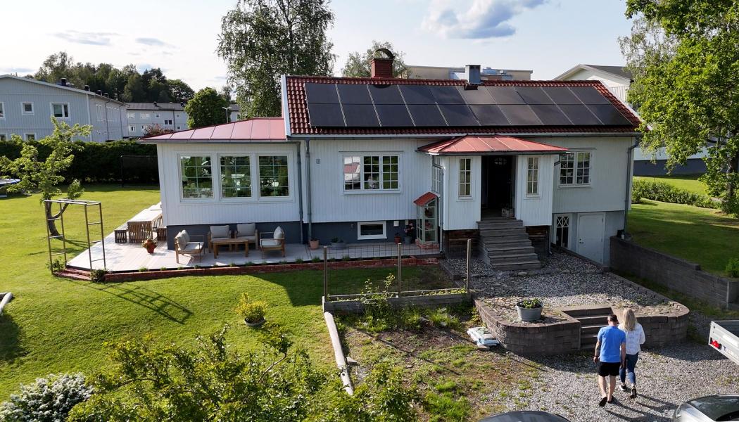 Familjen Sjöstedts villa har utrustats med 28 solpaneler och 3 batterier för smart batterilagring hemma. Genom att kombinera solceller för villa med modern energilagring kan familjen producera sin egen el, använda överskottet när solen inte skiner och sänka sina elkostnader. En investering i solceller och batterilagring som ger långsiktig trygghet och självförsörjning.  Av: Anna-Karin Jeppsson
Upphovsrätt: Nordic Solar
