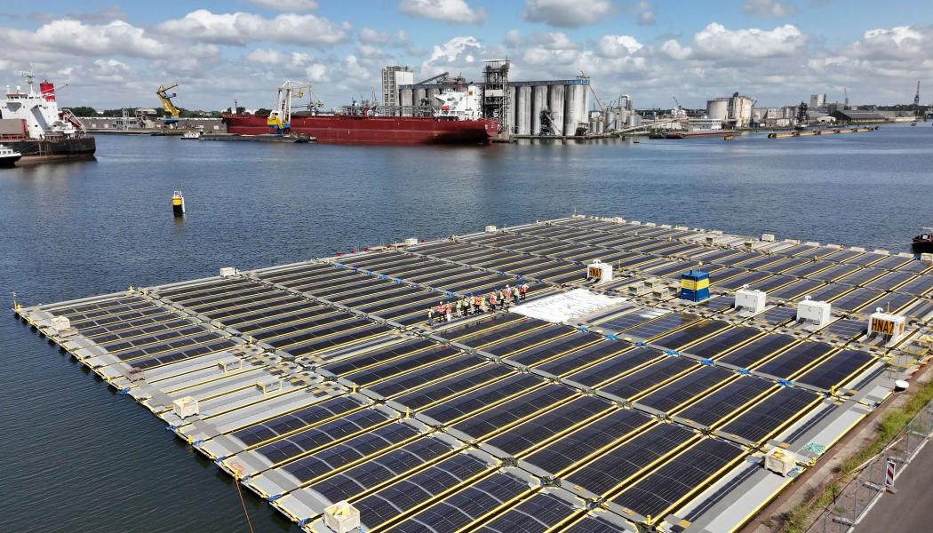 Solpaneler placeras mellan vindkraftverk i nytt pilotprojekt