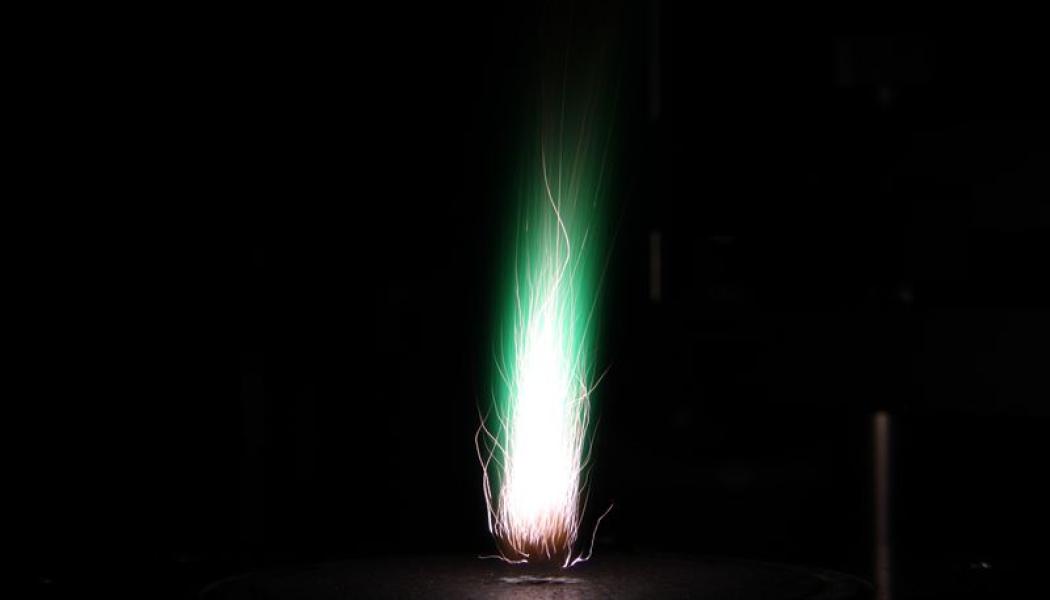 Foto av järnpartiklar som förbränns. Eller mer detaljerat (på engelska): Photograph of burning iron particles as fuel piloted with a methane and air premixed flame operated in a Bunsen-type burner. Foto: Zhongshan Li