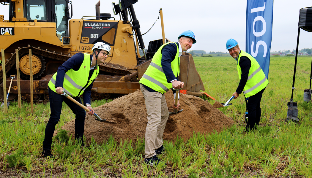 Det symboliska första spadtaget tog Anders Koppel (vd för Solar Sverige) tillsammans med Andreas Brorsson (kommunstyrelsens ordförande i Kumla) och Gustav Falkenström (vd för NA Bygg). Foto: Solar
