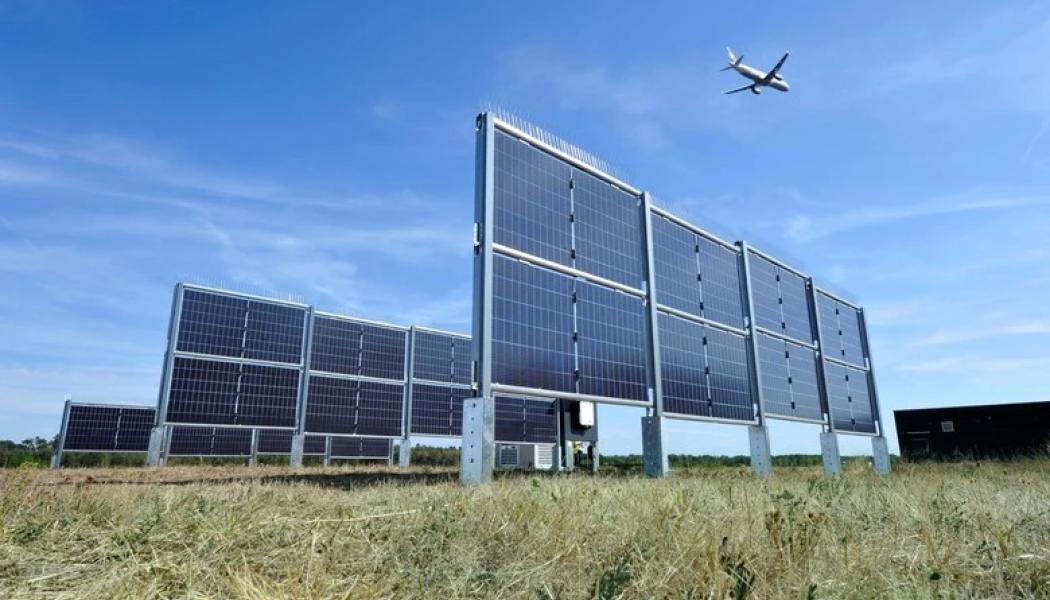 Bilden visar världens största vertikala solenergisystem vid sydvästra änden av landningsbanan väst på Frankfurts flygplats. Enligt Eurener har företagets nya modul med matt yta utvecklats särskilt för platser där traditionella solpaneler kan orsaka visuella störningar.  Foto: Fraport AG.