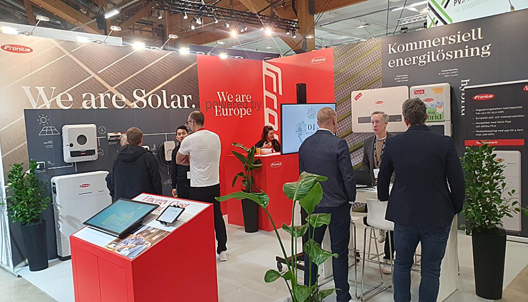 Fronius visar små och medelstora omriktare och batterier.