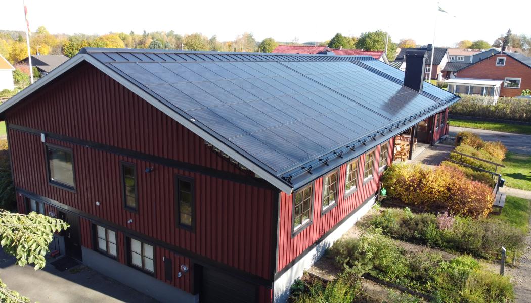 Hedareds församlingshem med solcellstaket Smart Solar Roof. Foto: Martin Bäringtoft
