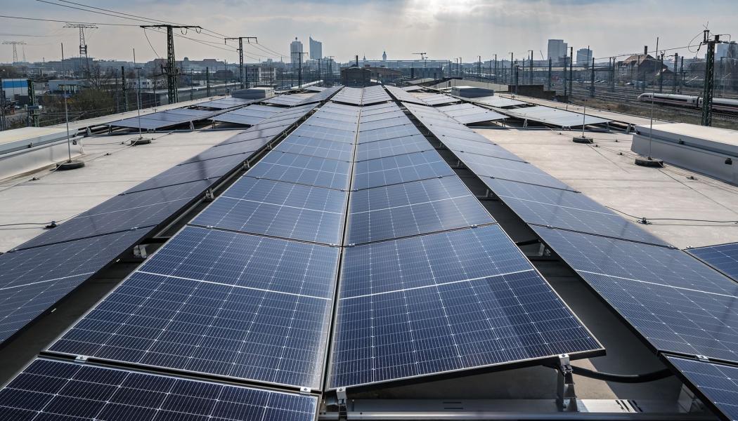 Tillsammans med solpanelerna, som har en maximal effekt på upp till tvåhundrafemtio kilowatt, täcker batterisystemet omkring en fjärdedel av verkets totala elförbrukning. Det innebär en årlig besparing på cirka åttiofemtusen euro i energikostnader.  Foto: Deutsche Bahn AG, Max Lautenschläger