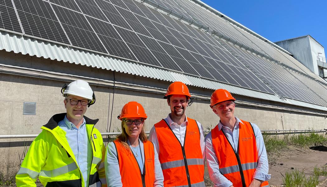 Från vänster: Erik Kornfeld, vd och Erika Eriksson, affärsområdeschef energisystem och utveckling från Karlstads Energi tillsammans med Jonas Malmström, vd och Pelle Jonsson, säljchef på Yokk Power AB. Foto: Karlstads Energi 