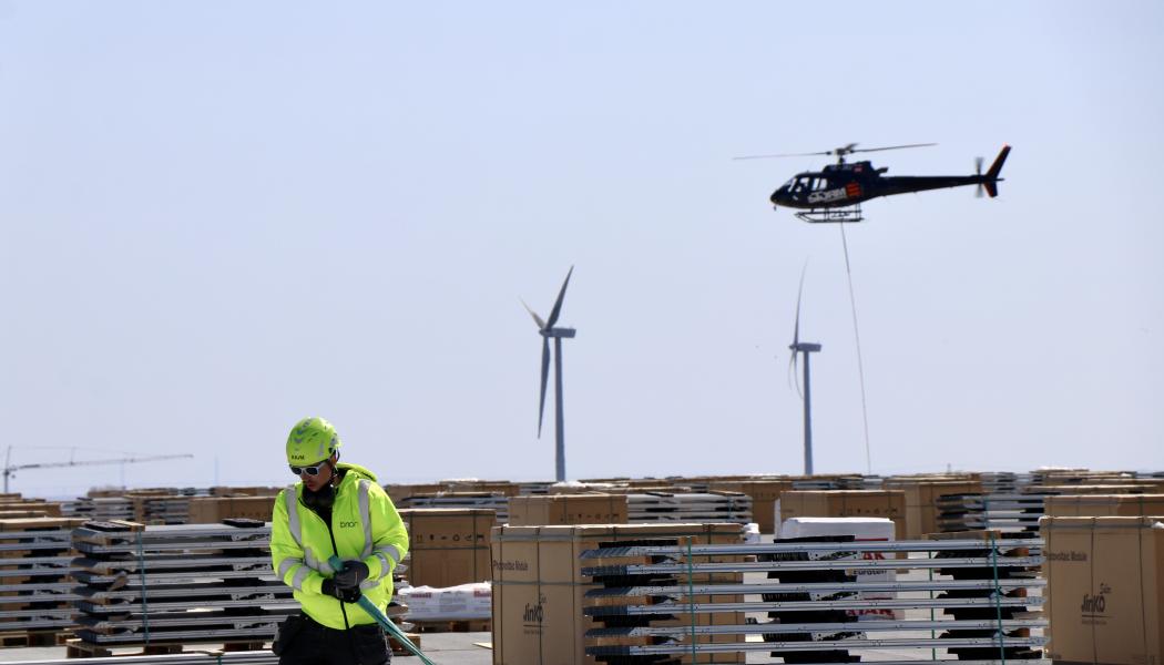 Var 30:e sekund lyfter helikoptern med en ny pall lastad med montagematerial från CPX och solpaneler. Runt 2 200 flygningar på en dryg vecka blir det för att få upp det Brion behöver för att kunna installera 100 000 kvadratmeter solpaneler på DSV: s jättelager i Landskrona.