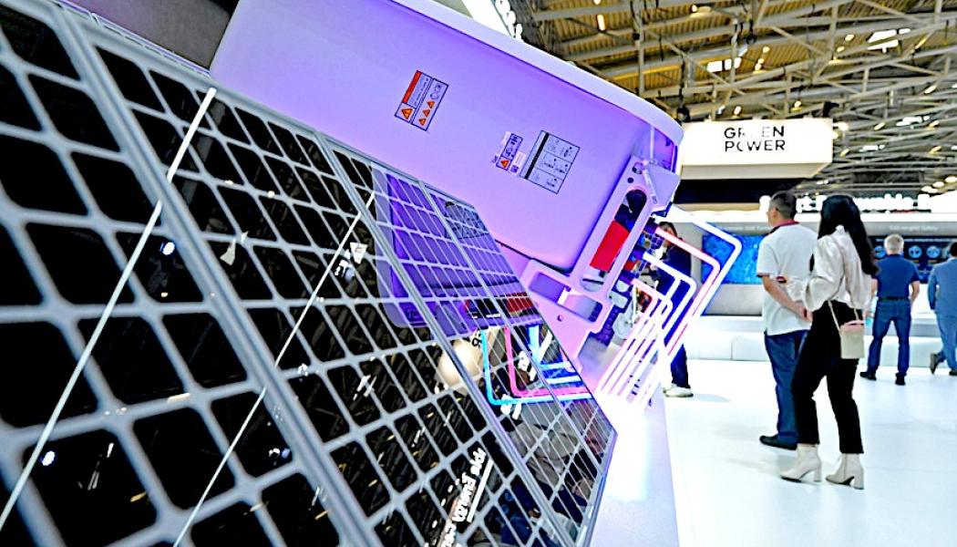 Bilden visar nya paneler på årets Intersolar Europe 2025 – Solenergins viktigaste mötesplats och världens ledande solenergimässa, Intersolar Europe, som arrangeras i München den 7–9 maj 2025. Under temat Connecting Solar Business samlar evenemanget globala aktörer för att visa upp nya produkter, affärsmodeller och tekniska trender. Till utställarna hör tillverkare, leverantörer, distributörer, installatörer, tjänsteleverantörer, projektutvecklare, konsulter och start-ups. Mässan är en del av The smarter E Europe – Europas största mässallians för energibranschen. Foto: Intersolar Europe 2025